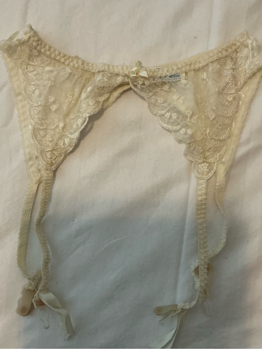 Warner's Sheer Lace Garter Belt - Cream